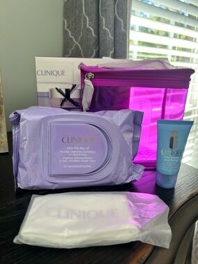 NWT Clinique 4 pc set w/bag Cleansing Wipes, city block purifying & headband